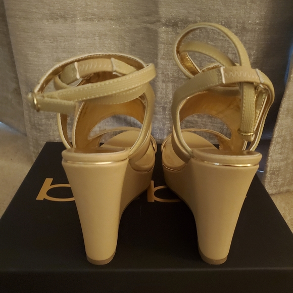 🎁. NWB. BEBE wedge sandle size 8 - Picture 3 of 5